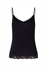 Černá tílko vyrobené z měkké tkaniny, s nastavitelnými tenkými ramínky a vlnitým krajkovým lemem podél dolního okraje.