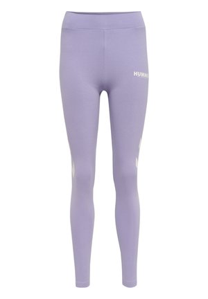 Lyse lilla leggings lavet af strækbart materiale, med en høj talje og en hvid logo detalje foran og på siden.