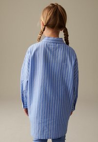 Next OVERSIZED - Nööpidega pluus - blue stripe