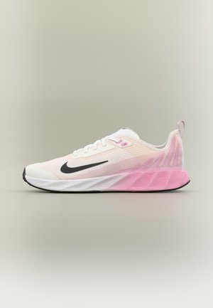 Baskets de running Nike blanches et roses avec logo swoosh noir, tige en mesh, semelle amortissante et languette au talon.