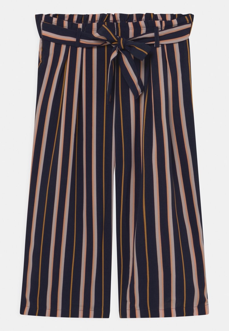 Pantalon bleu marine à jambes larges avec des rayures verticales beige et moutarde, taille élastique paperbag et ceinture assortie en tissu nouée en nœud.