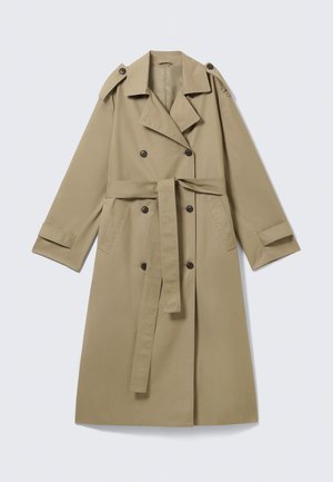 Trench-coat beige longueur genou avec boutons croisés, ceinture, épaulettes et brides aux poignets, posé à plat sur fond blanc.