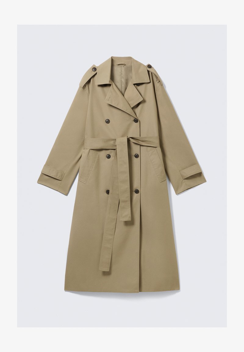 Trench-coat beige longueur genou avec boutons croisés, ceinture, épaulettes et brides aux poignets, posé à plat sur fond blanc.