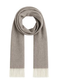 Sciarpa grigia realizzata in materiale morbido, con una trama liscia e bordi frangiati bianchi, elegantemente drappeggiata a forma di anello.