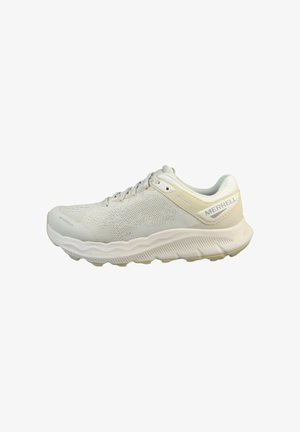 Chaussure de sport Merrell de couleur beige clair avec un dessus en maille respirante, une semelle rembourrée et des détails texturés. Caractéristique imperméable incluse.