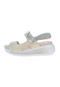Sandalia wedge beige y plata con punta abierta, parte superior de cuero suave, correa ajustable y acentos texturizados en una suela de plataforma blanca.