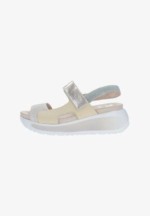 Sandalia wedge beige y plata con punta abierta, parte superior de cuero suave, correa ajustable y acentos texturizados en una suela de plataforma blanca.
