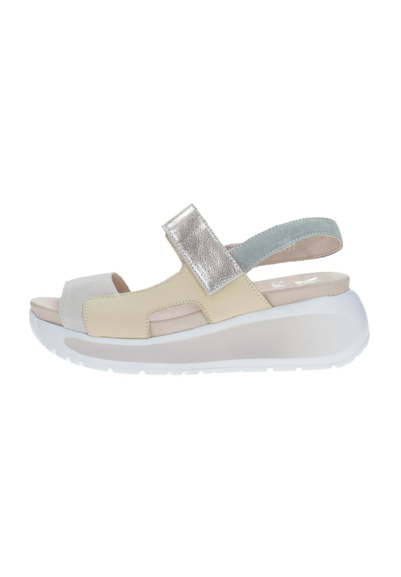 Sandalia wedge beige y plata con punta abierta, parte superior de cuero suave, correa ajustable y acentos texturizados en una suela de plataforma blanca.