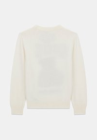 Pull en tricot couleur crème avec un col rond à côtes et des poignets côtelés. Texture douce, manches longues et un dos uni.