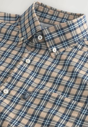 Camisa de cuadros con botón en el placket en beige, azul marino y azul claro. Presenta un collar clásico y botones de plástico blanco. Tejido texturizado y tejido.