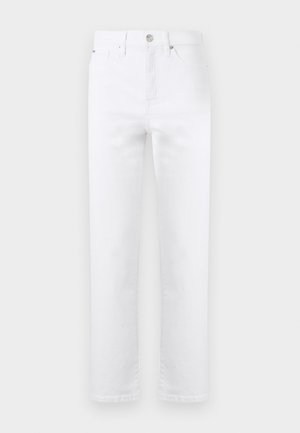 Valged sirge säärega teksad, millel ees nupuga sulgur, vööaasad ja klassikaline viie taskuga stiil, taustal ühevärviline pinnas.