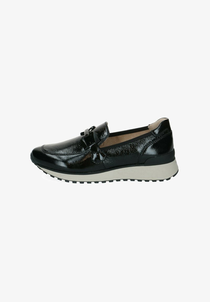 Baskets style mocassin noires brillantes avec semelle blanche épaisse et détail décoratif pompon sur le côté.