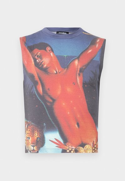 Αμάνικο γραφικό T-shirt με πολύχρωμο εκτύπωμα ενός γυμνού σώματος και μιας λεοπάρδαλης, με φόντο σε αποχρώσεις μπλε και πράσινου. Υλικό από βαμβάκι.