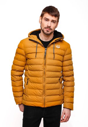 Žuta puffer jakna s kapuljačom, sa prednjim patentnim zatvaračem, dva bočna džepa i logom na prsima. Teksturirani, quilted dizajn.