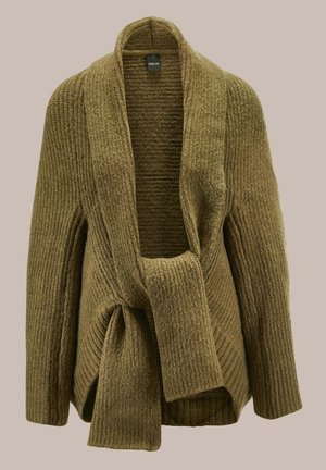 Olijfgroene geribbelde cardigan met een brede kraag en striksluiting. Zachte textuur, open voorkant ontwerp en lange mouwen met een relaxte pasvorm.