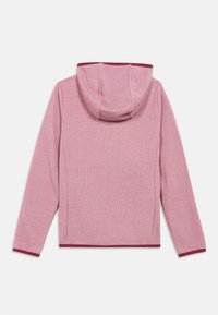 Ανοιχτό ροζ φούτερ με υφή πλεκτού υφάσματος, διαθέτει κουκούλα με κορδόνι και αντίθεση σε πιο σκούρο ροζ χρώμα κατά μήκος της κάτω πλευράς και των μανσετών.