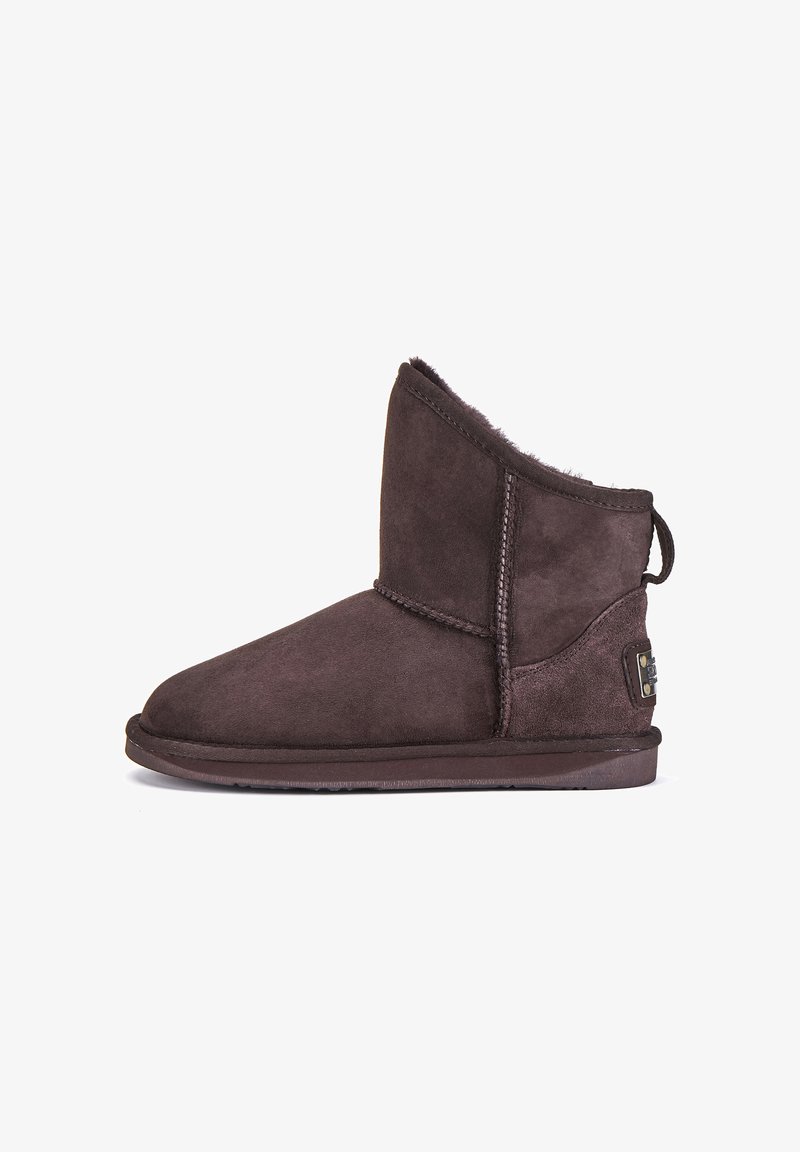 Botín de ante marrón con un suave forro de piel de pelo, puntera redondeada, tirador trasero y detalles de costura en contraste.