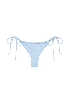Slip bikini azzurro chiaro con laccetti laterali regolabili e dettaglio anteriore arricciato, mostrato su sfondo bianco.