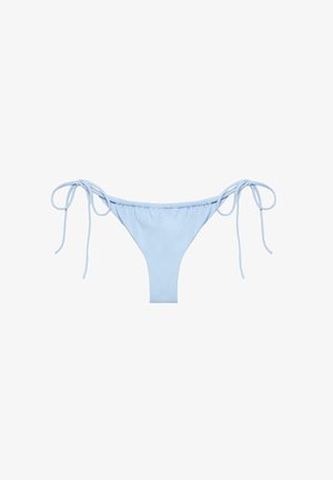 Hellblauer Bikini-Slip mit verstellbaren seitlichen Bändern und gerafftem Vorderteil, auf weißem Hintergrund dargestellt.