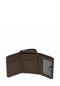 Brązowy skórzany portfel z zamkiem błyskawicznym, wieloma przegródkami na karty, przezroczystym okienkiem na dowód osobisty i przeszyciami na brzegach. Kompaktowy i funkcjonalny design.
