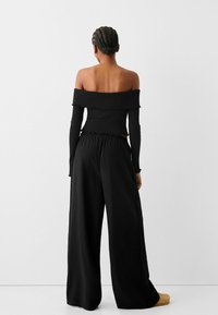 Bershka Kalhoty - black