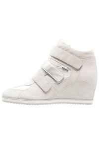 Sneakersy na koturnie z jasnoszarego zamszu z metalicznymi akcentami. Posiadają dwa paski na rzepy i teksturowaną podeszwę. Gładki design noska.