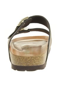 Černá kožená sandál se dvěma nastavitelnými popruhy, kovovým hardwarem, korekovou stélkou a texturovanou gumovou podrážkou.