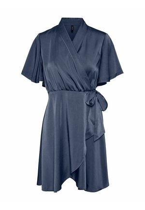 Vestido cruzado de satén azul marino con mangas cortas tipo volante, escote en V y lazo lateral, con un dobladillo ligeramente asimétrico.