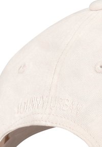 Gorra color beige claro hecha de algodón con visera curvada. Presenta bordado "JOHNNY URBAN" en el lado y un acabado de tela texturizada.