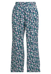 Granatowe spodnie z elastycznym pasem, w kwiatowy wzór z białymi i zielonymi kwiatami na ciemnym tle.