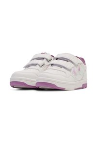Białe sneakersy z purpurowymi akcentami, z gładką syntetyczną cholewką i paskami na rzepy. Teksturowana gumowa podeszwa zapewnia przyczepność.