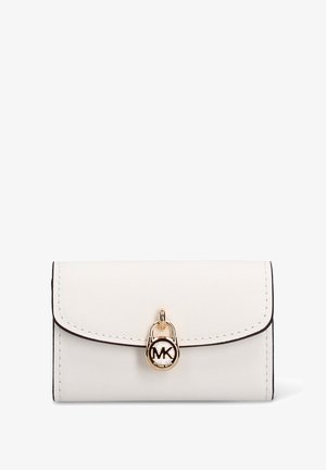 Weiße Lederbrieftasche mit glatter Oberfläche, goldfarbenen Beschlägen und einem charakteristischen Schlossakzent. Verfügt über einen Klappenverschluss mit schwarzem Rand.