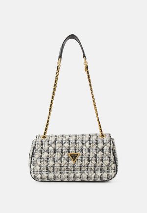 Prostokątna pikowana torebka na ramię z tweedu z czarnym, białym i złotym łańcuszkiem, z złotą plakietką z logo Guess na przodzie.