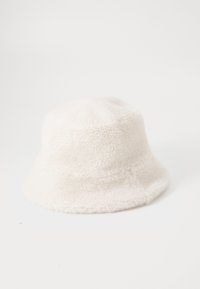 Fehér, bolyhos vödörkalap, puha fleece anyagból készült, kerek koronával és széles, lefelé hajló peremmel. Nem látható hardver.