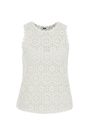 Haut blanc sans manches en crochet avec des motifs floraux hexagonaux et des bords en feston.