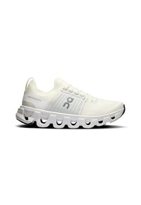 Baskets blanches avec une tige texturée, arborant un logo bien visible, une semelle blanche rembourrée avec des accents noirs, et un tirant à l'arrière.