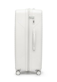 Maleta rígida blanca con cuatro ruedas, asa lateral y cerradura de combinación incorporada sobre un fondo blanco liso.