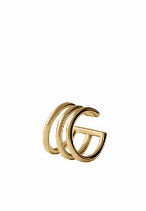 Anillo de triple banda en tono dorado con un diseño audaz y abierto y un acabado pulido y liso sobre un fondo blanco.