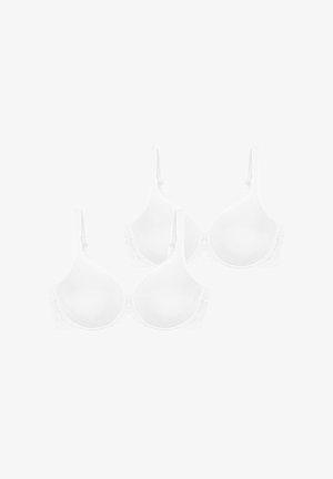 Due reggiseni bianchi con coppe sagomate, spalline regolabili e dettagli in pizzo sui lati, caratterizzati da una finitura liscia senza cuciture visibili.