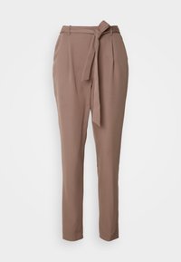 Pantalon marron sur mesure avec une texture lisse, taille haute et un détail de ceinture nouée à l'avant. Présente des plis structurés et une coupe slim.