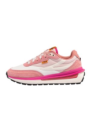 Sneakers atletici rosa e bianchi realizzati in materiali suede e mesh, con suola spessa rosa, accenti bianchi e suola in gomma nera.