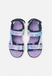 Sandalias de colores púrpura y azul con estampado, con correas ajustables y plantillas texturizadas, que cuentan con una suela resistente y un diseño de punta abierta.