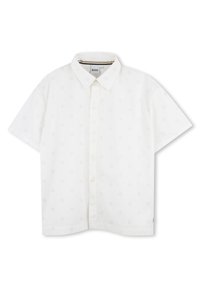 Chemise blanche à manches courtes avec un col structuré, présentant un motif subtil et une fermeture à boutons. Fabriquée en tissu léger.