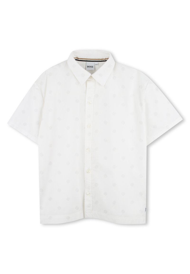 Chemise blanche à manches courtes avec un col structuré, présentant un motif subtil et une fermeture à boutons. Fabriquée en tissu léger.