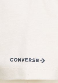 Converse SNEAKER TEE - Apdrukāts T-krekls - natural ivory