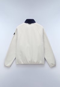 Fleecejacka i off-white med marinblå krage, med raglanärmar, elastisk nederkant och en patchlogga på vänster ärm.