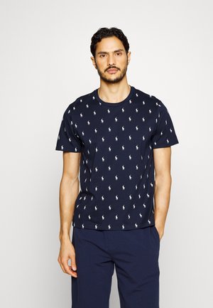 Dunkelblauses Baumwoll-T-Shirt mit einem Muster aus kleinen weißen Polo-Spieler-Logos, Rundhalsausschnitt und kurzen Ärmeln. Weicher Stoff und lockere Passform.