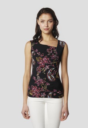 Črna top brez rokavov z barvitimi cvetličnimi in paisley vzorci, z edinstveno asimetrično izrezom in nabranim detajlom spredaj.