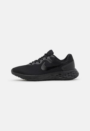 Chaussure de course légère en mesh noir pour homme, avec fermeture à lacets et semelle amortissante, vue de côté sur fond uni.
