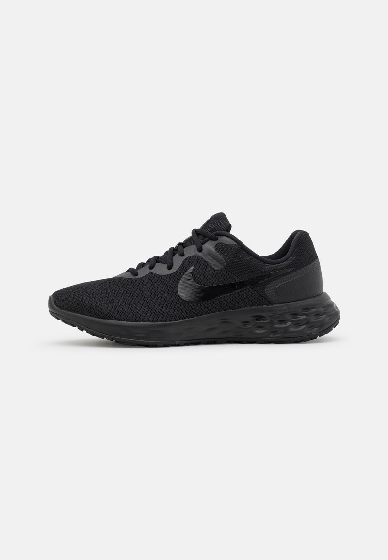 Chaussure de course légère en mesh noir pour homme, avec fermeture à lacets et semelle amortissante, vue de côté sur fond uni.